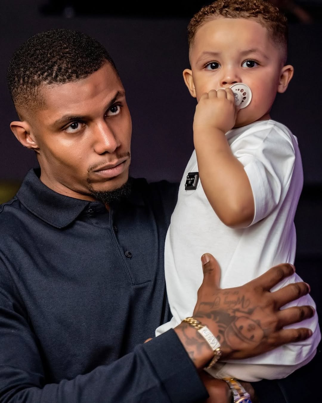 该图为韦斯利抱着自己的第三个孩子