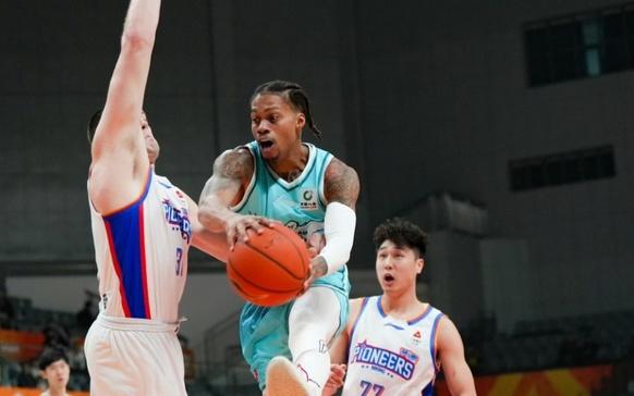 正式走人！CBA得分王被裁掉，黑马球队