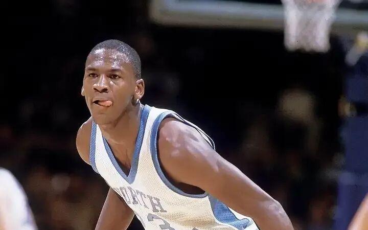 乔丹大学平平无奇，场均只有17.7分，为