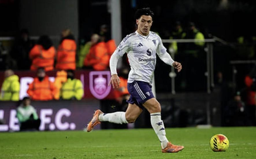 内维尔：杰登安东尼的射门很精彩，不明