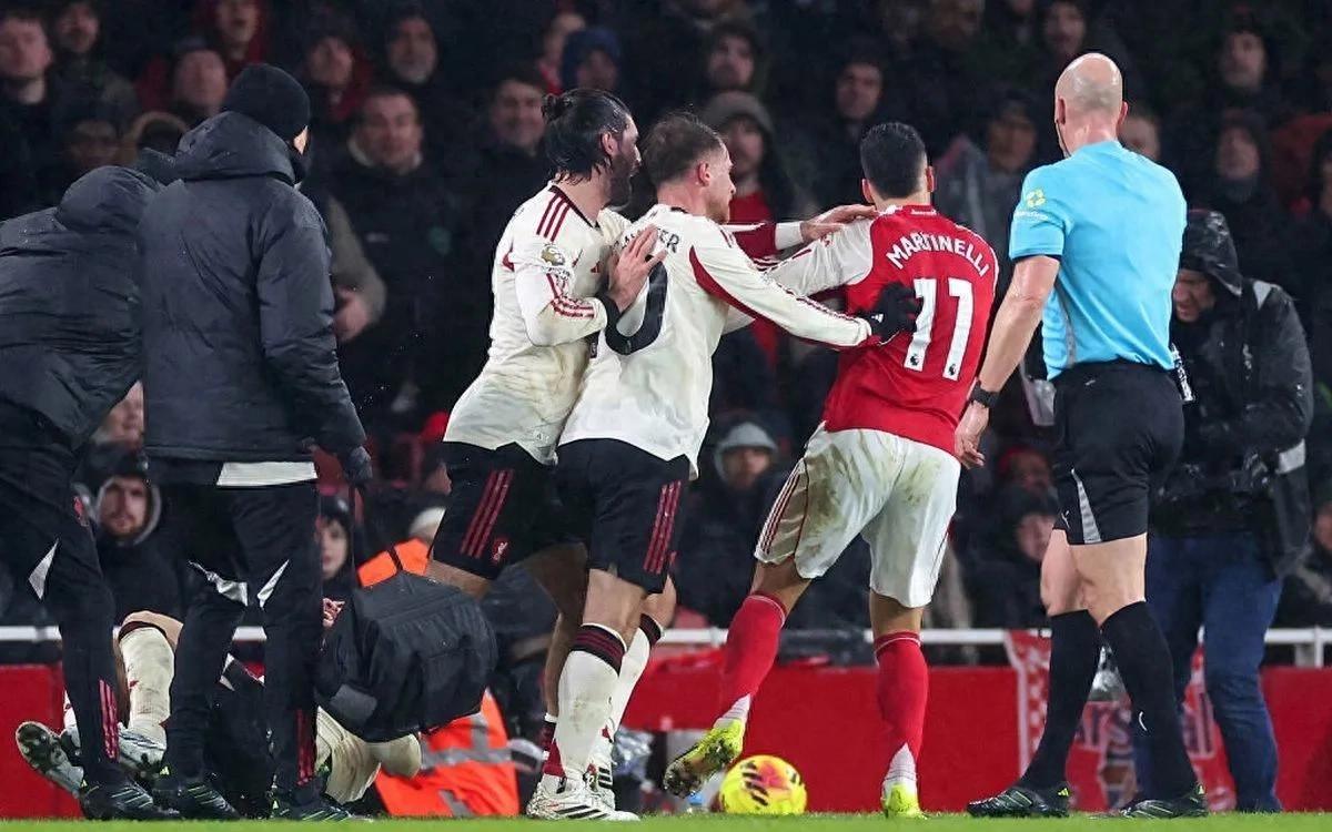 朝重伤者扔球！阿森纳马丁内利争议行为遭名宿痛批：可耻！