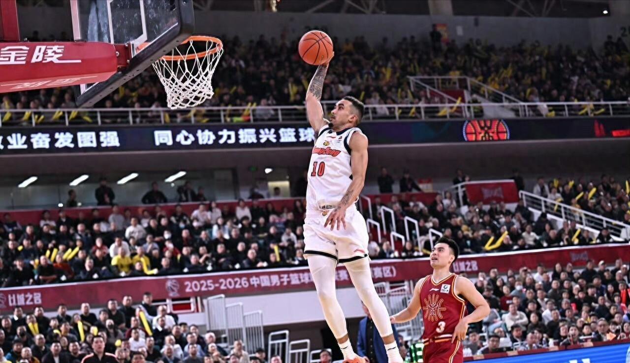 太离谱！CBA晋粤战4次错判，3人逃违体，