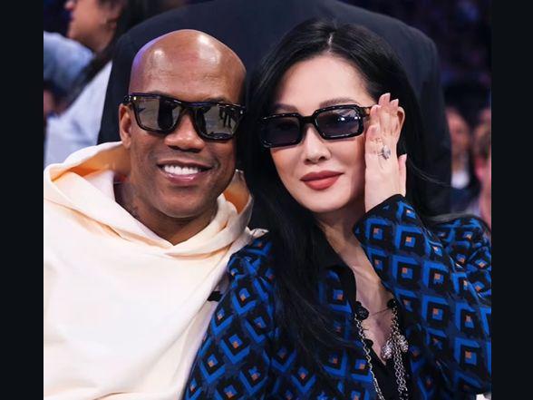 马布里携妻子观战尼克斯晒照发文：爱