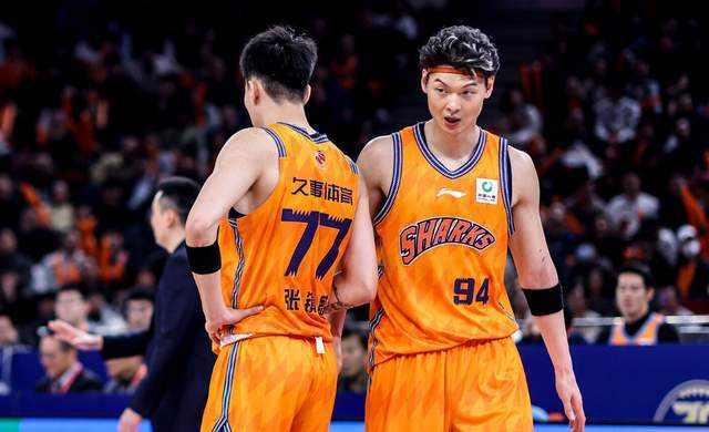 CBA排名大变天！上海逆袭冲上第一，首钢再遭打击，黑马杀出重围