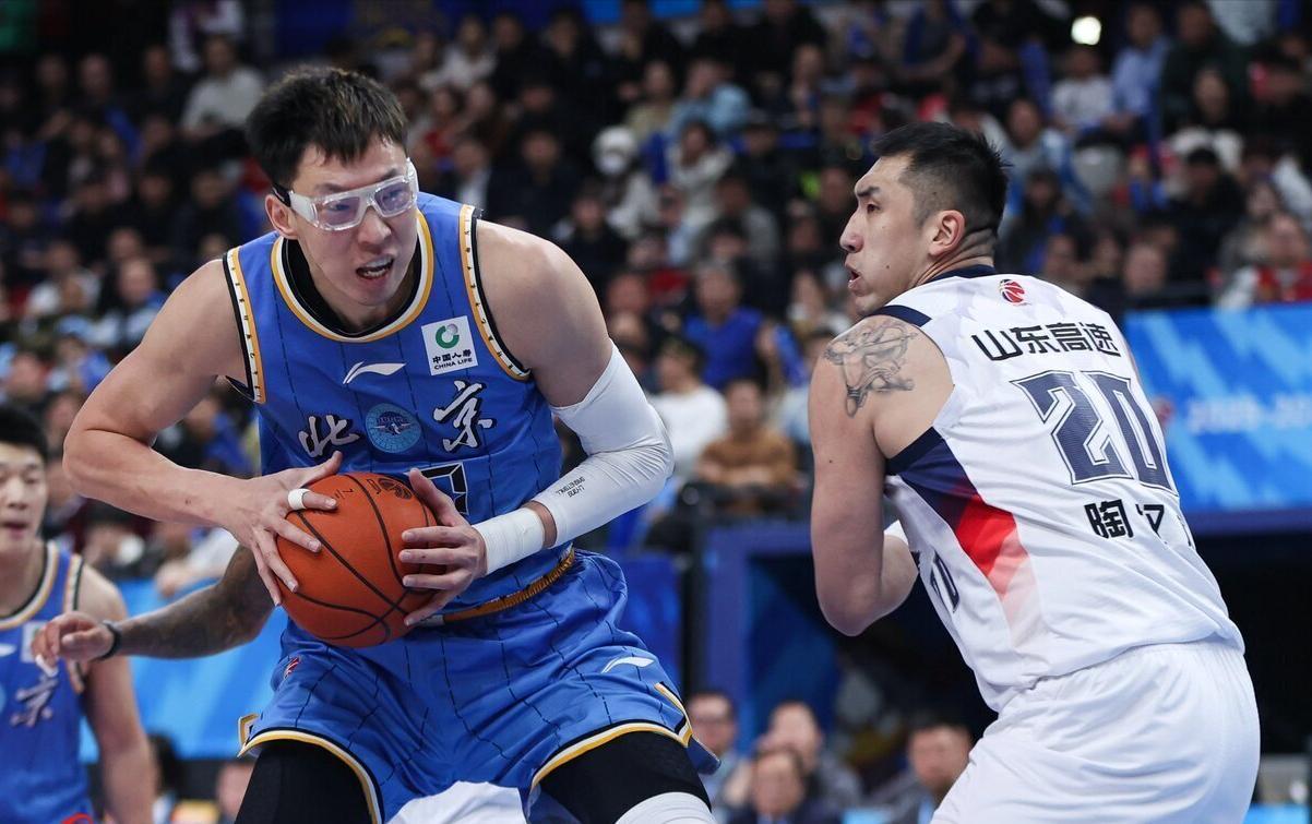 3次冲突！山东外援挑衅周琦，雷蒙帮队