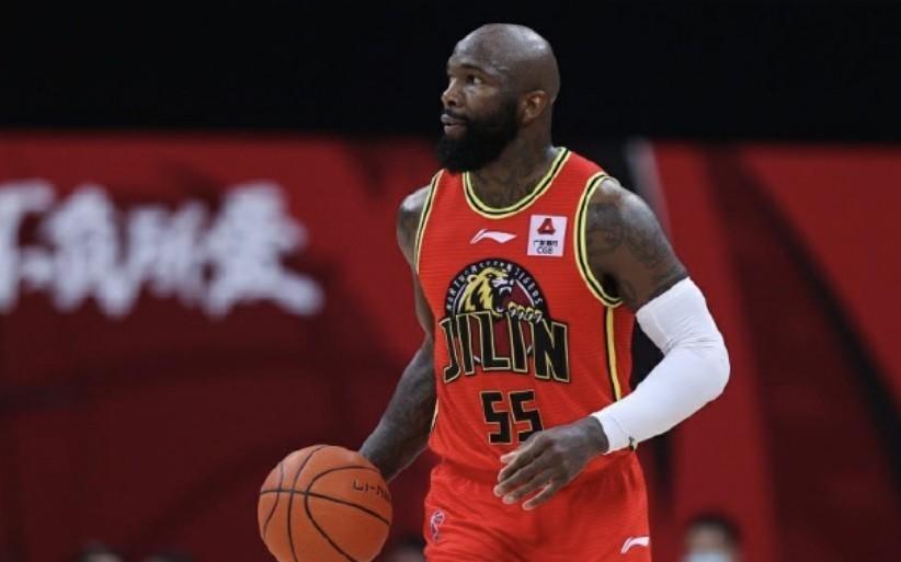 暗指北控琼斯吐槽：这比赛也太难看了