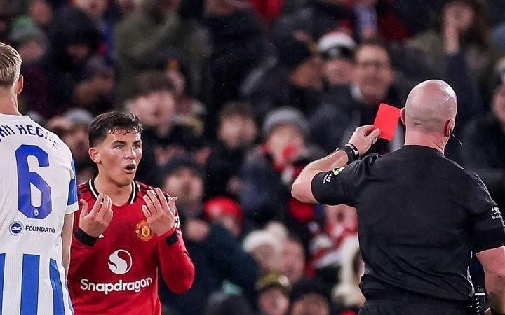 曼联小将莱西染红，哈格里夫斯：他还是