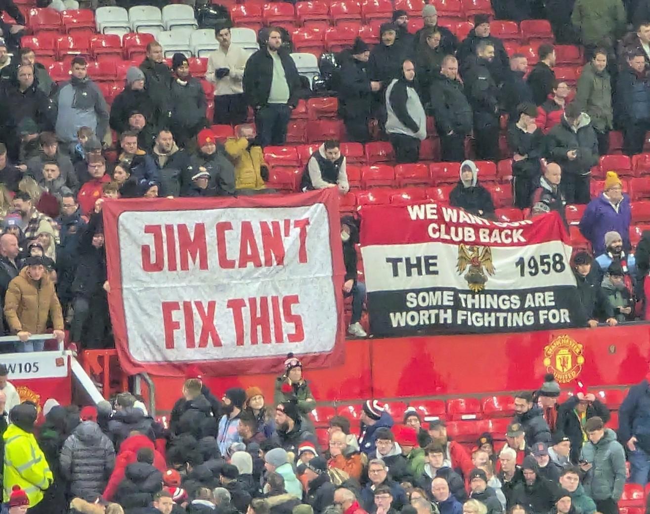 足总杯被淘汰，现场曼联球迷打出横幅