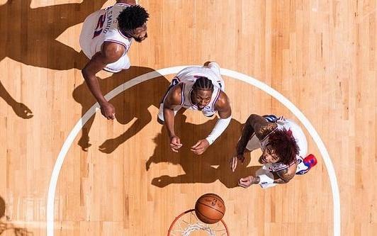 马克西33分恩比德27+8+4+276人轻取