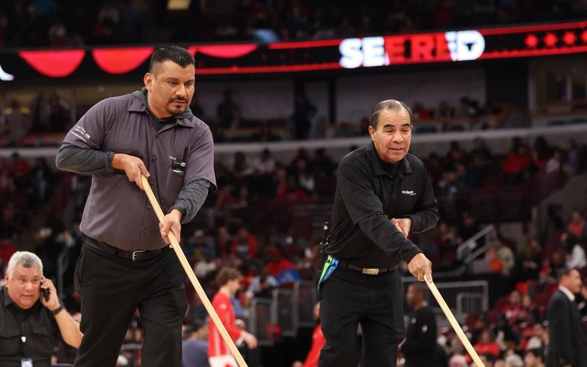 官方：因场地出现冷凝水而延期的公牛