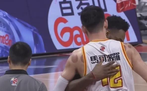 离谱的场边广告牌！伤多少球员了可CB