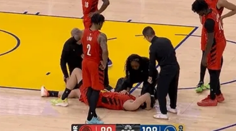 杨瀚森受伤惊魂：后脑勺被撞检查幸无