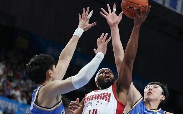 CBA周琦再度伤到眼睛17日去医院检