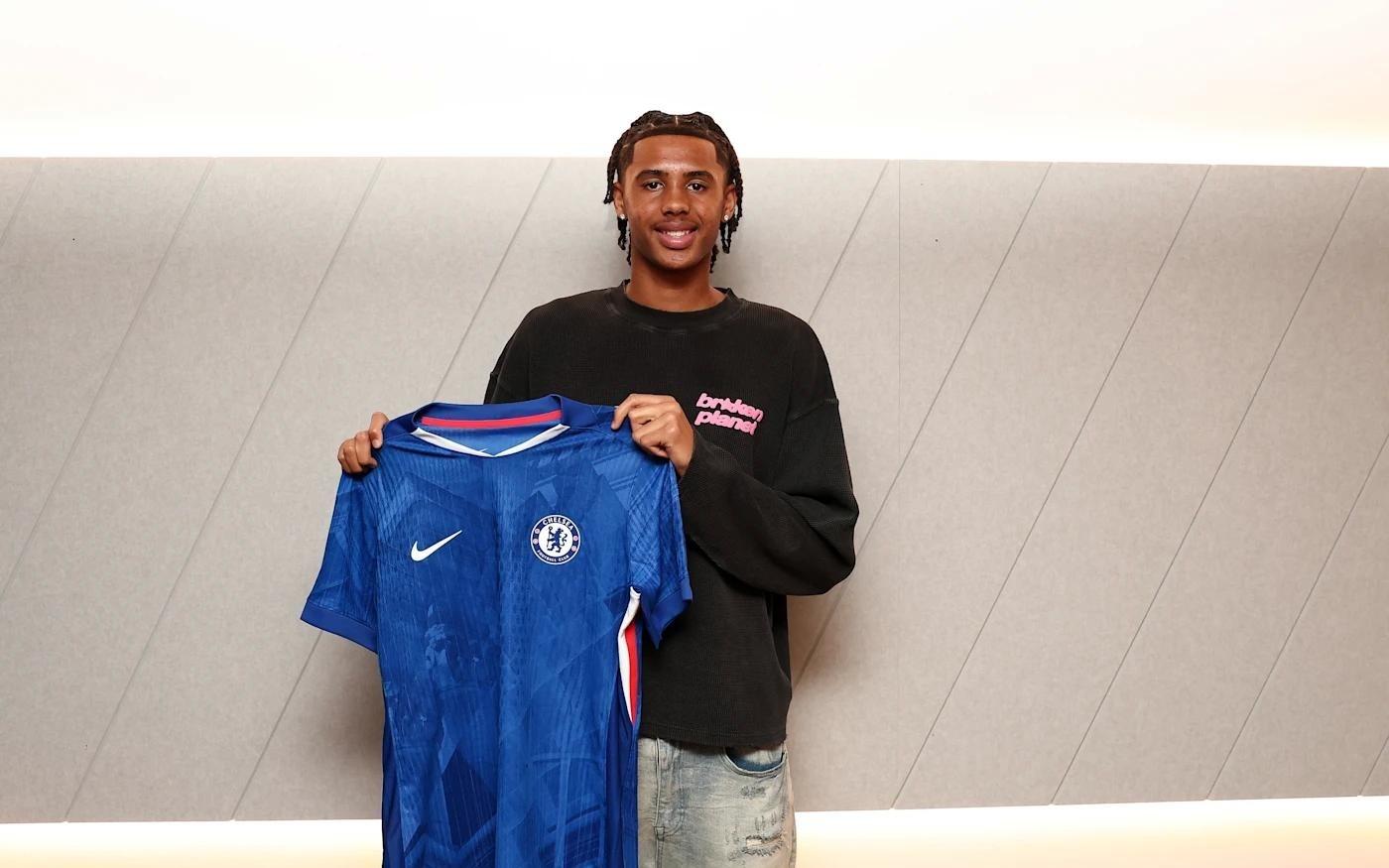 官方：切尔西与18岁后卫苏布洛耶续约