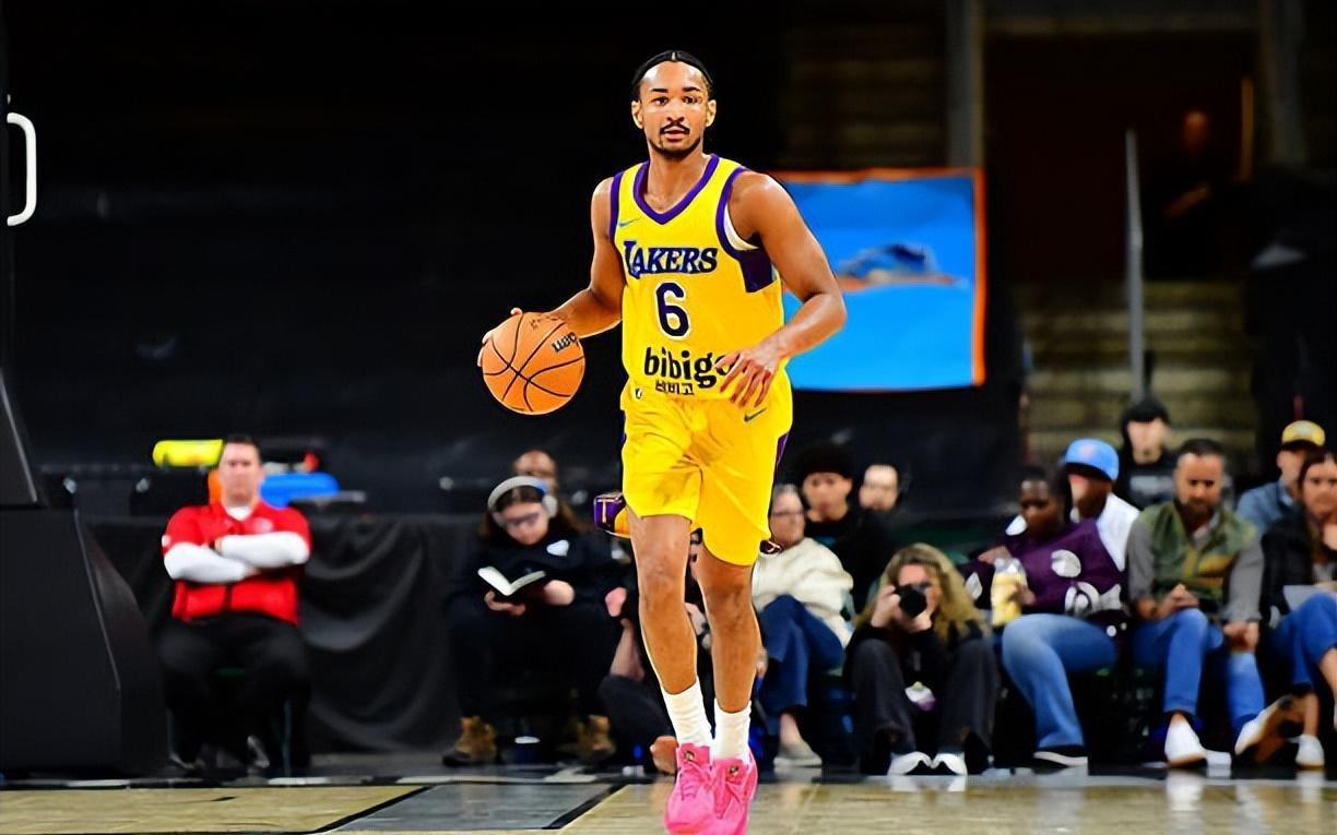 防守倒是比较积极，但湖人后场新援的得分能力完全没有发挥出来