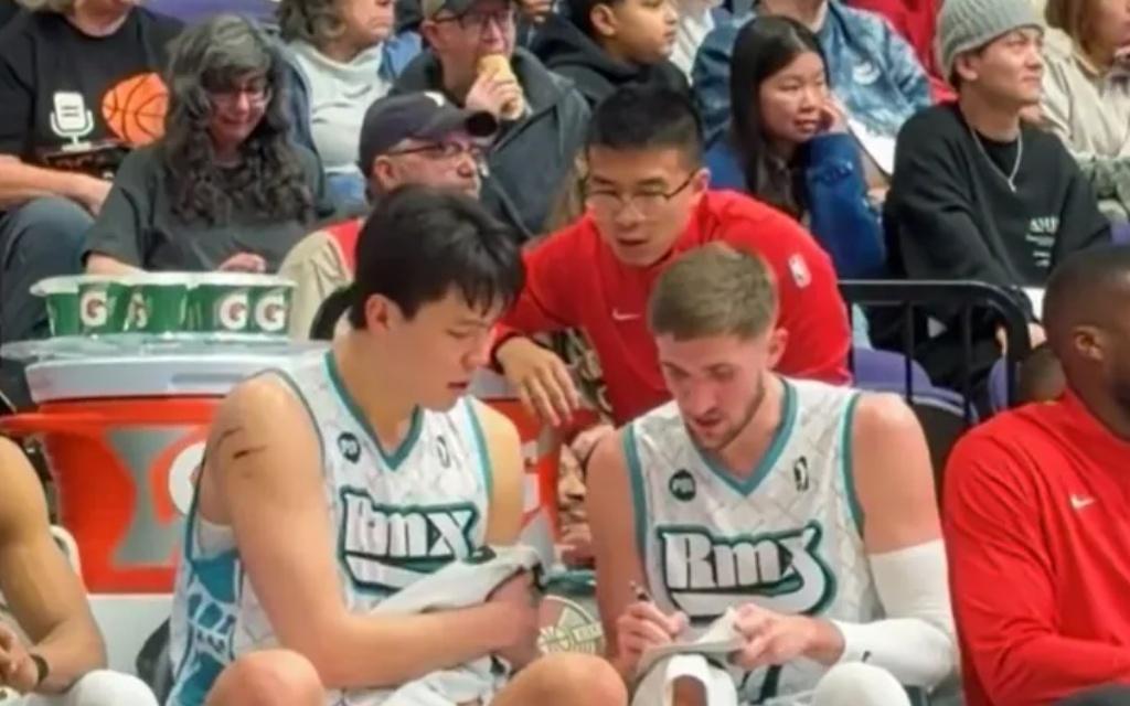 半场就拿两双！杨瀚森轻松虐菜，开拓者