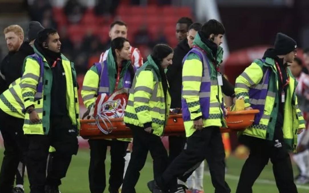 曼城外租至斯托克城的穆巴马在对阵