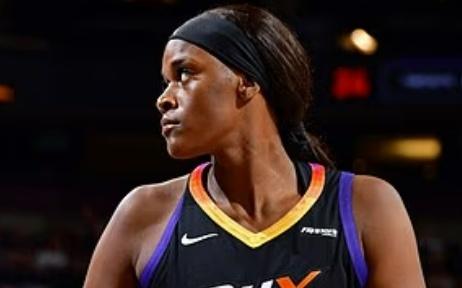 18岁，2米21！山东姑娘震惊体坛，首秀12