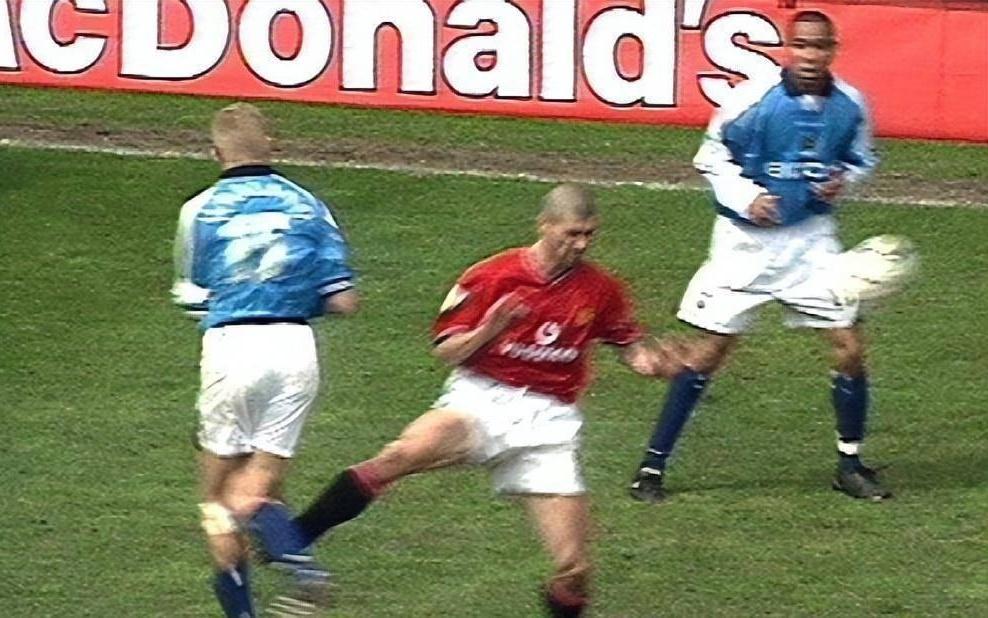 不友好，赢下德比后曼联球迷高歌“哈