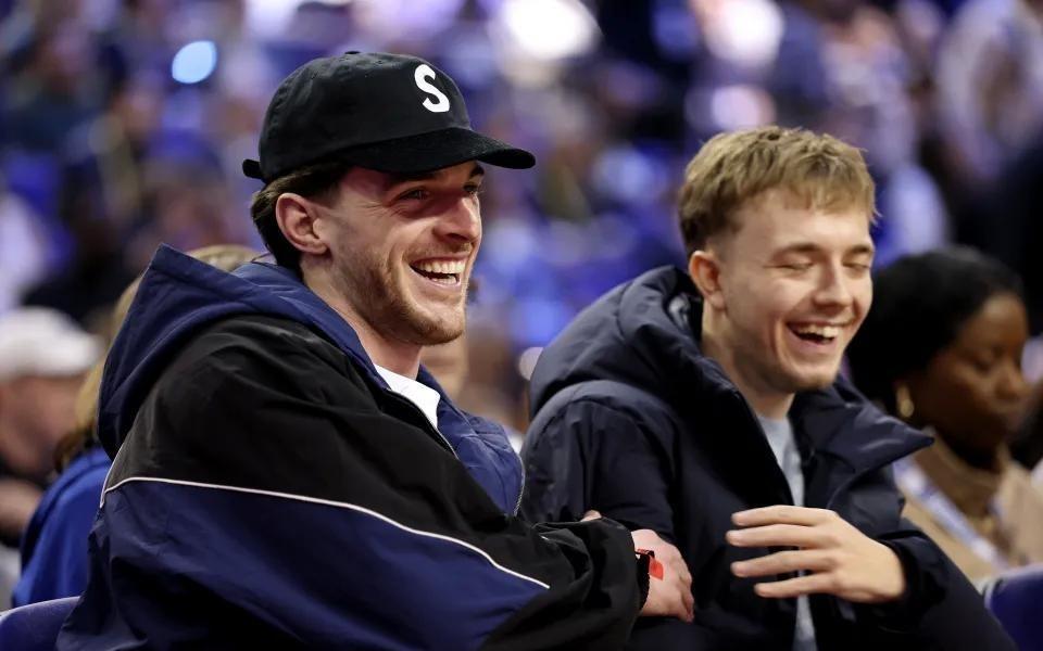 赖斯：萨利巴是队内的篮球高手，我经常