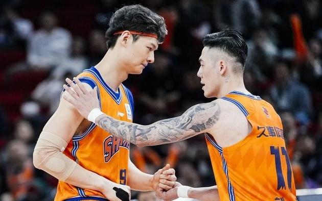 防守立威！上海男篮主场力克新疆男篮