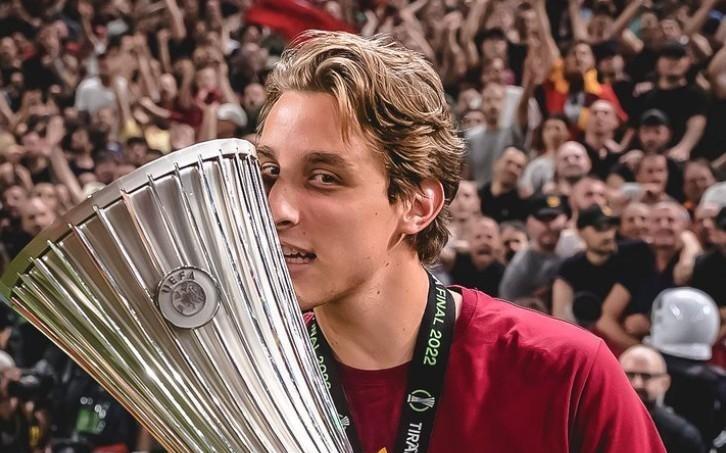 记者：与罗马解约的博韦抵达伦敦，周一