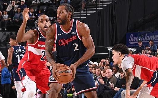 名记：伦纳德因左膝不适返回洛杉矶治