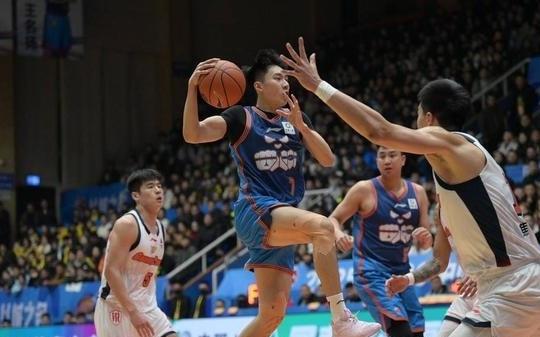 CBA赛场“意外”：两只猫咪闯入捣乱，