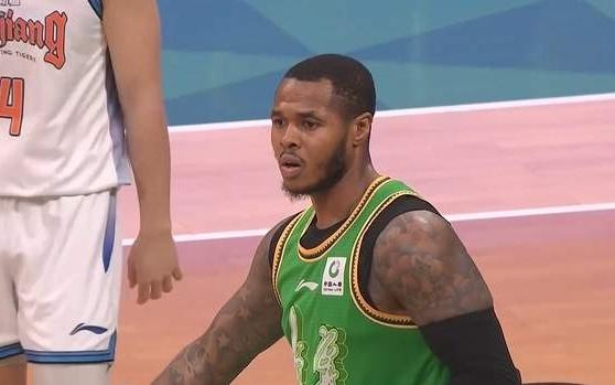 真被坑惨了！辽篮还不放弃，带着他奔赴客场，杨鸣还能忍多久