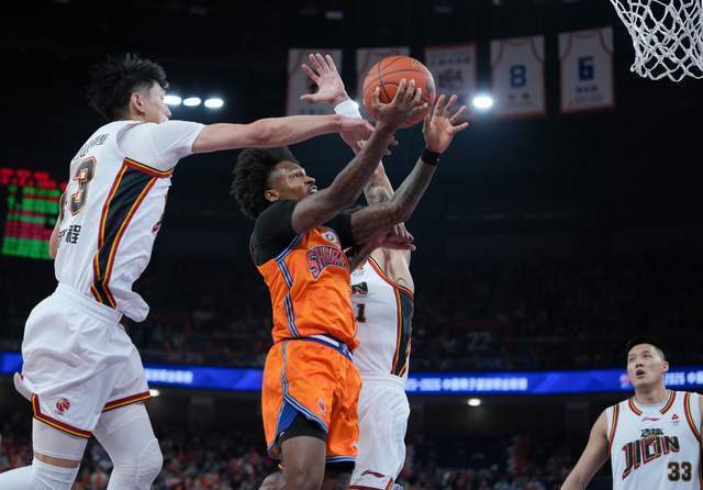 CBA最新排名！上海狂胜北京杀回第2，黑