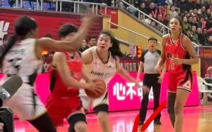 孙丽被垫脚肇事者遭重罚，王佳琦受伤