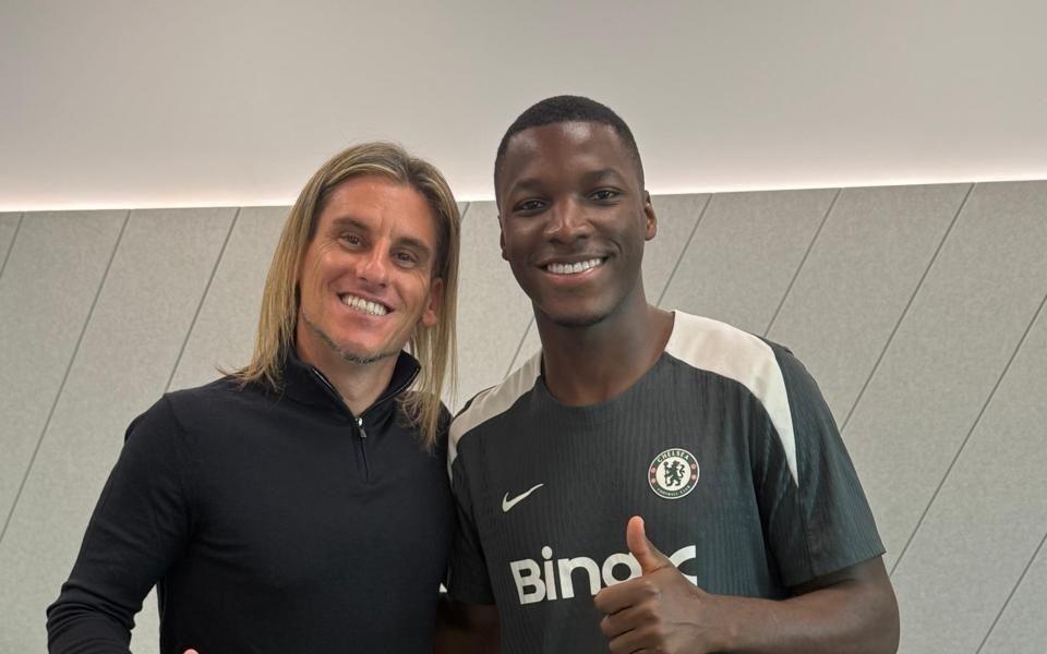 厄瓜多尔主帅贝卡切切现场观战切尔