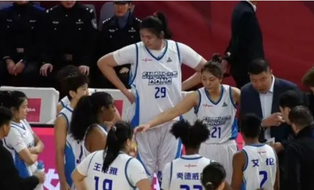 18岁2米26中锋打出巨星水平！7分46秒