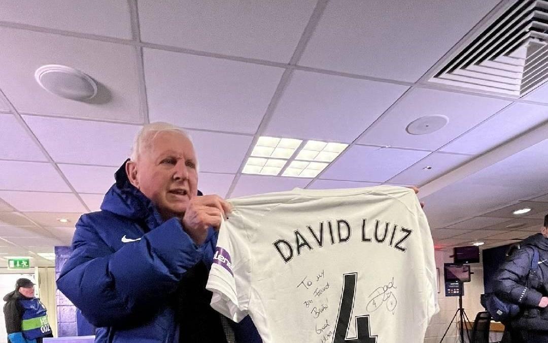 大卫路易斯送签名球衣给退休员工，后
