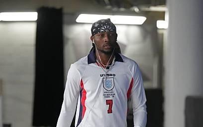 这球衣帅，库明加赛前身着贝克汉姆英格兰球衣进入球馆