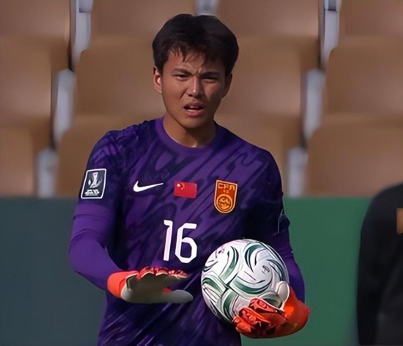 他是跟李昊齐名的中国门将，刚出道就