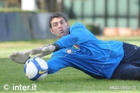 与国米4次续约的小角色，38岁完成欧