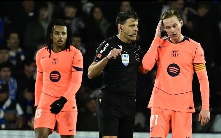 世体：曼萨诺可能因为在皇社vs巴萨时的执法表现被停哨一轮