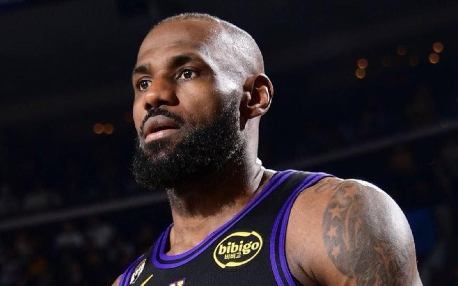 记者：詹姆斯赛季后有三选择，降薪留队