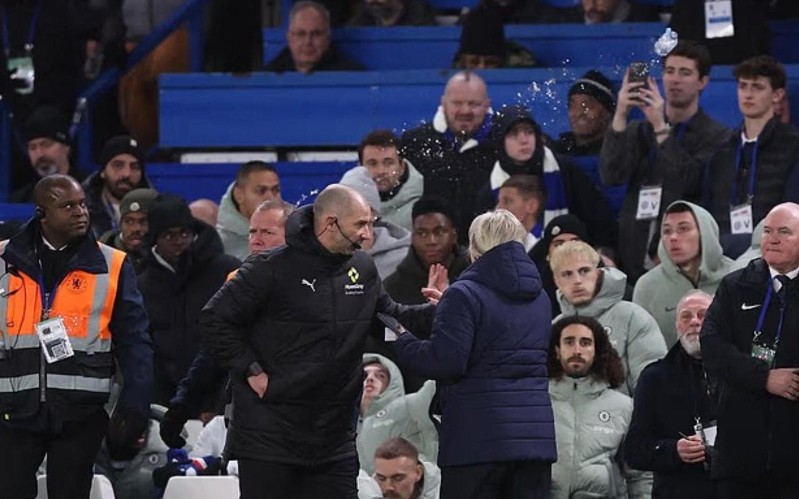 英足总官方：切尔西因球迷向场内投掷