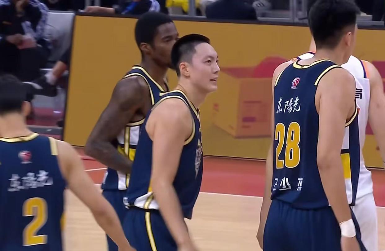 恭喜广东队！CBA最强中锋打成大腿，已