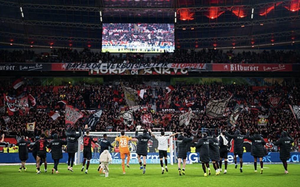 拜仁输球，药厂球迷在对阵不莱梅时高