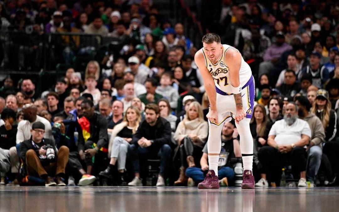 搞笑，湖人队东契奇拒绝球场上与马歇