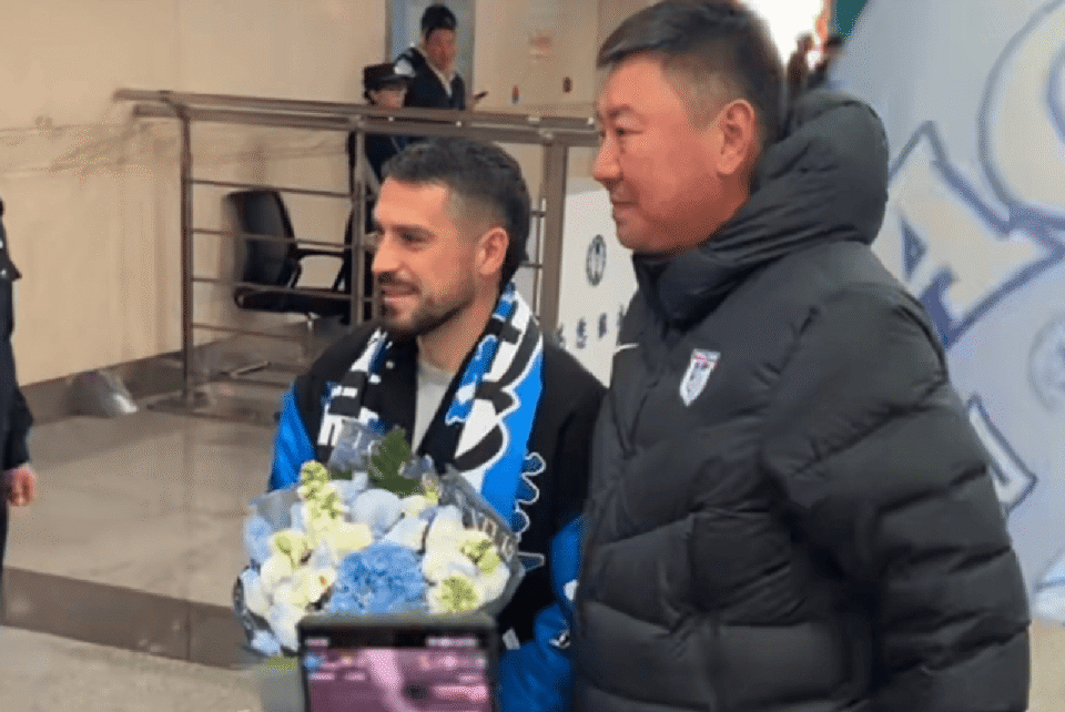 32岁大牌外援顶薪重返中超！引大连轰动英博老总+上千名球迷接机