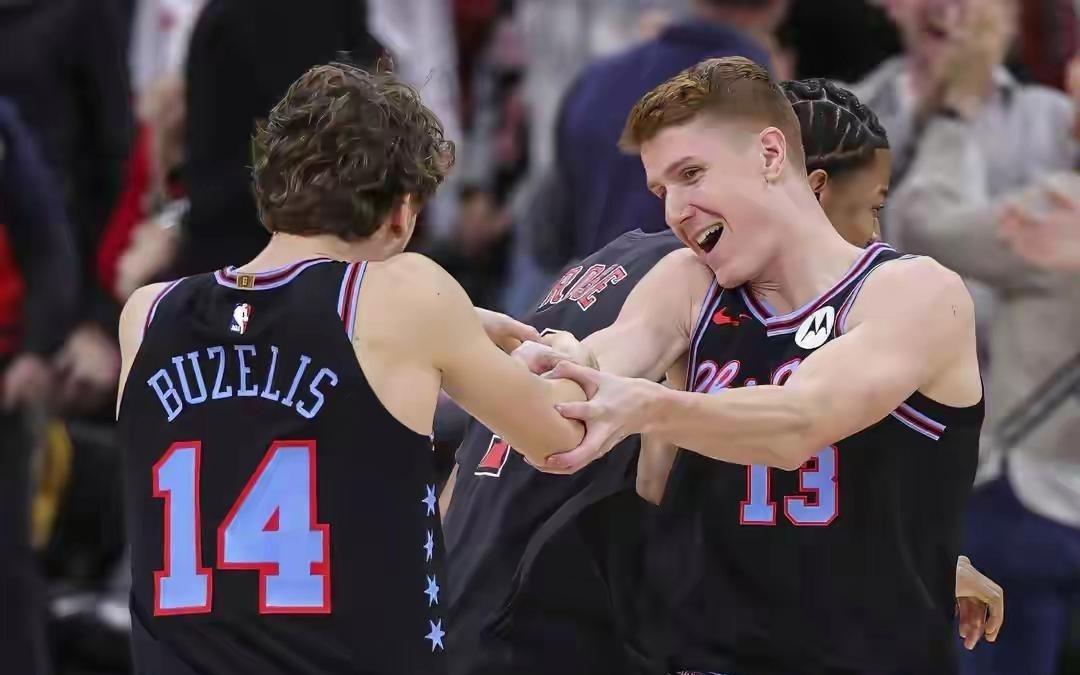 科比怀特22分1板7助NBA常规赛公牛1