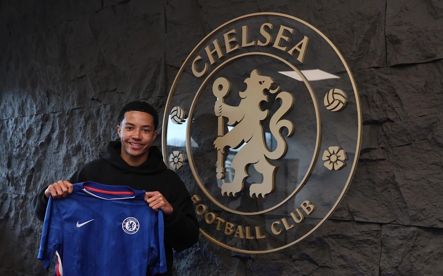官方：切尔西签下17岁后卫阿拉奥，签约至2028年