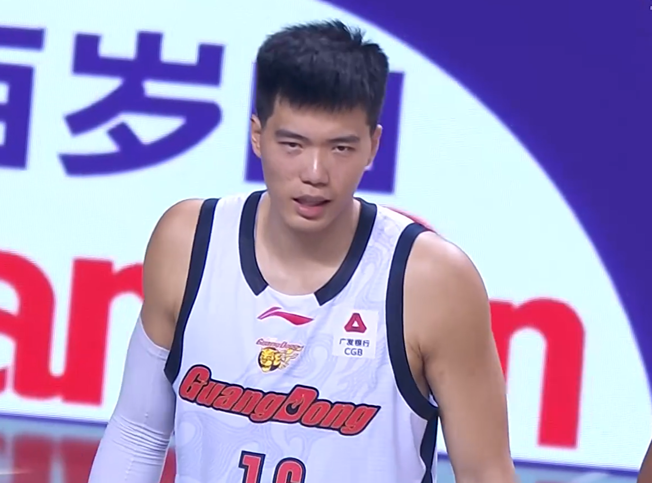 突发！广东队2米11中锋，意外受到重伤，被队友搀扶下场令人担忧