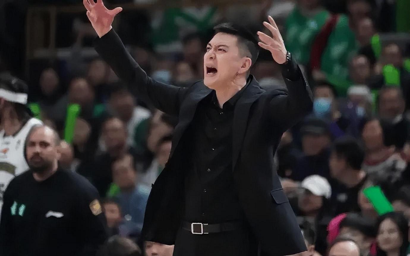 杨鸣直播谈离职：表现挣扎主教练必须