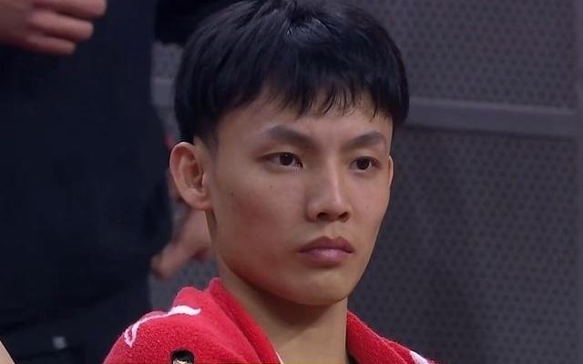 广东记者：徐杰是习惯性崴脚，情况不是