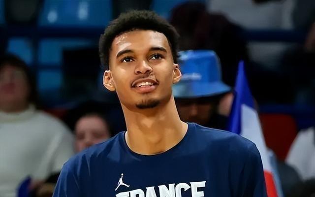 文班打趣法国队未来要上5名内线效